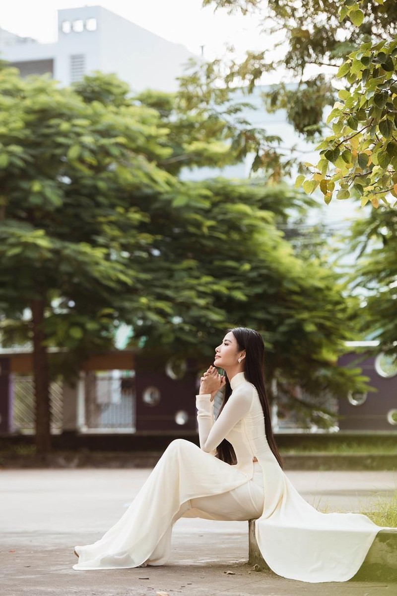 Á hậu Hoàng Thùy cũng khiến fan lên cơn sốt với những bức ảnh áo trắng sân trường Á hậu Hoàng Thùy cũng khiến fan lên cơn sốt với những bức ảnh áo trắng sân trường