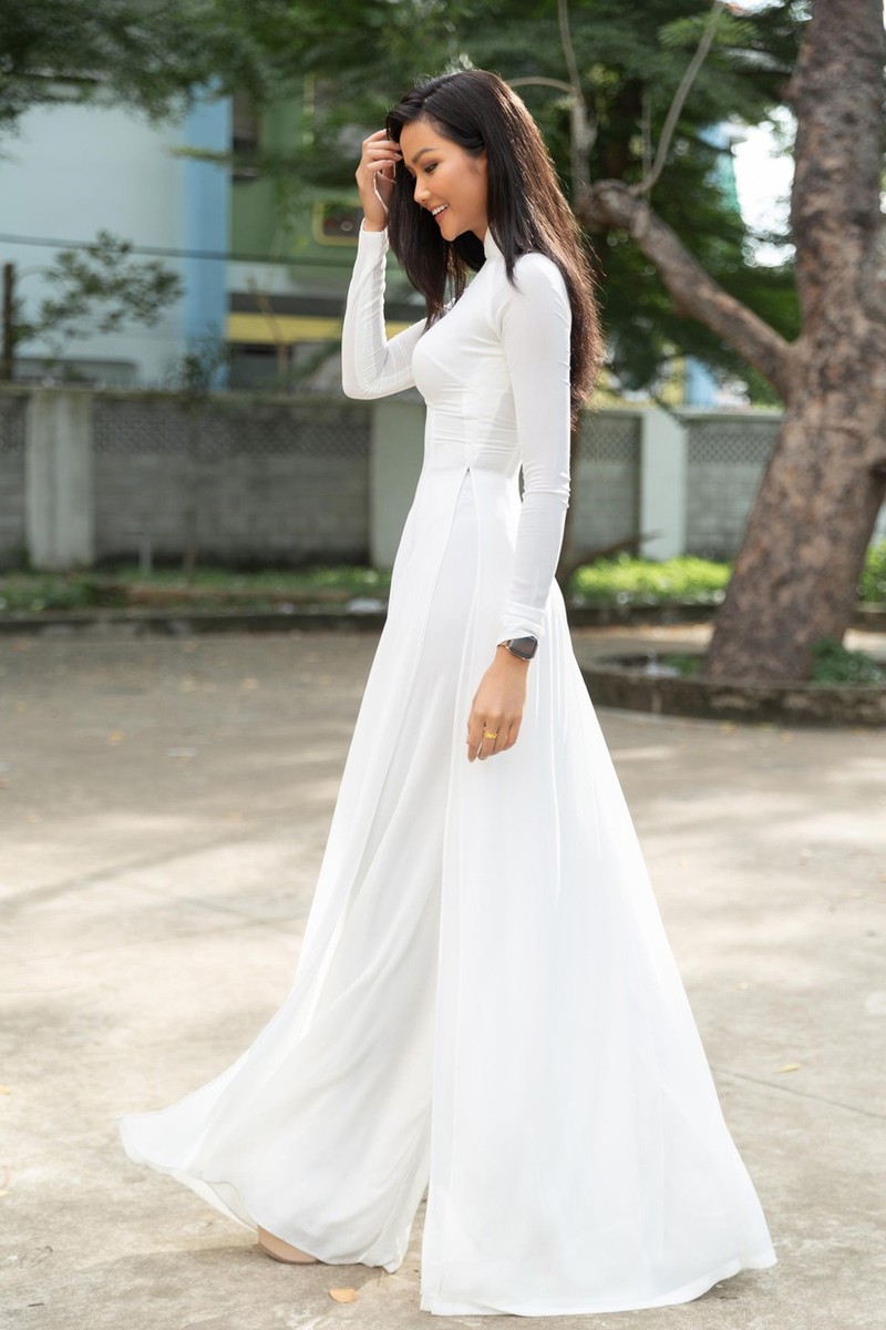 Hoa hậu Hoàn Vũ H" Hen Niê đẹp lộng lẫy với áo dài và tóc dài Hoa hậu Hoàn Vũ H