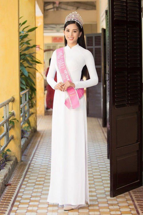 Hoa hậu Tiểu Vy đẹp tinh khôi trong áo dài trắng Hoa hậu Tiểu Vy đẹp tinh khôi trong áo dài trắng