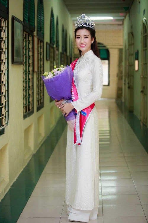 Hoa hậu Đỗ Mỹ Linh trong áo dài trắng dịu dàng, thanh nhã về thăm trường cũ Hoa hậu Đỗ Mỹ Linh trong áo dài trắng dịu dàng, thanh nhã về thăm trường cũ