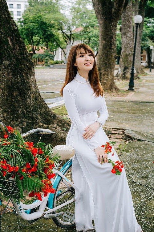 Á hậu Thụy Vân trẻ lại hàng chục tuổi với áo dài trắng Á hậu Thụy Vân trẻ lại hàng chục tuổi với áo dài trắng