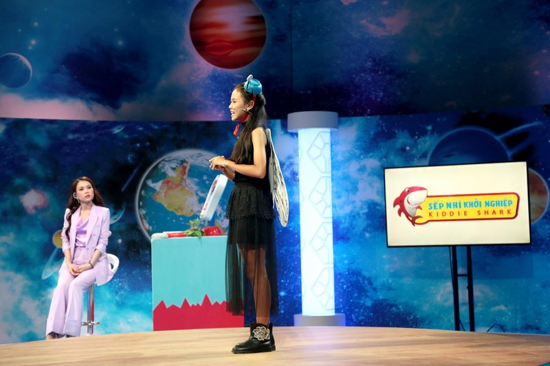 Quỳnh Hương giải thích về tác dụng tích cực đến môi trường của ruồi lính đen như xử lý rác thải...