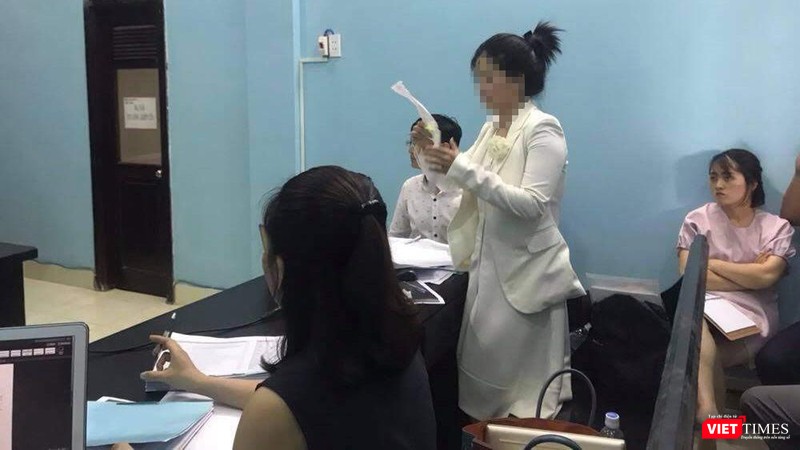 Nguyên đơn giữ nguyên yêu cầu khởi kiện; bị đơn cũng không rút lại yêu cầu phản tố đòi bồi thường. Nguyên đơn giữ nguyên yêu cầu khởi kiện; bị đơn cũng không rút lại yêu cầu phản tố đòi bồi thường.