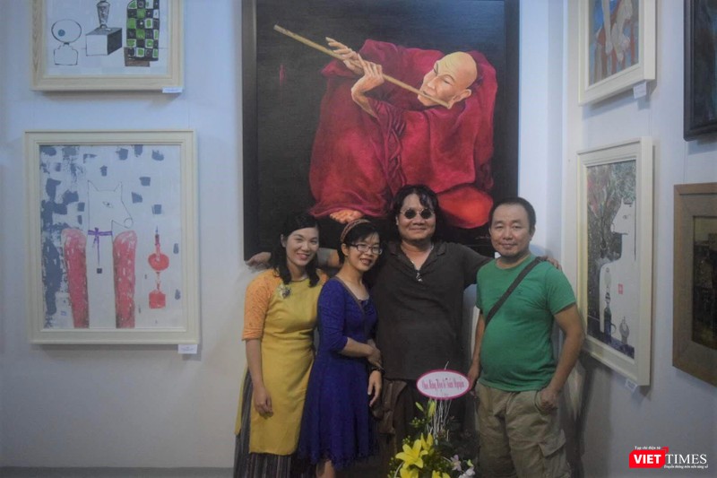 Họa sĩ Nguyễn Tuấn - tác giả của tranh sơn dầu "Sáo" (mặc áo nâu, đứng giữa) chụp hình lưu niệm với bạn bè Họa sĩ Nguyễn Tuấn - tác giả của tranh sơn dầu