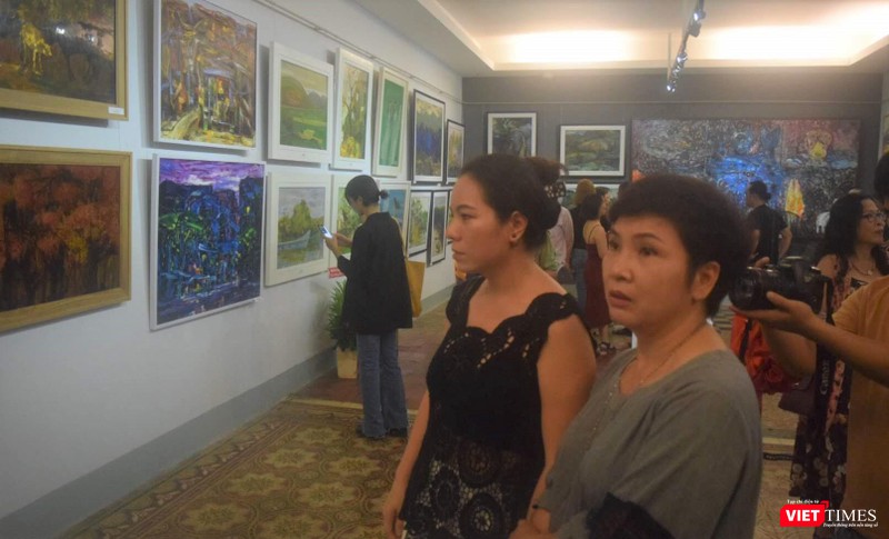 Họa sĩ Hiền Nguyễn và nhiều bạn bè văn nghệ sĩ tới chúc mừng các họa sĩ của "Phiêu" Họa sĩ Hiền Nguyễn và nhiều bạn bè văn nghệ sĩ tới chúc mừng các họa sĩ của "Phiêu"