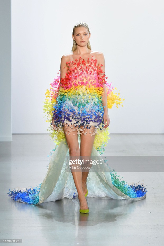 Nhiều mẫu ấn tượng trong BST “Đi nhặt hạt sương rơi nghiêng” (Ảnh: Gettyimages)