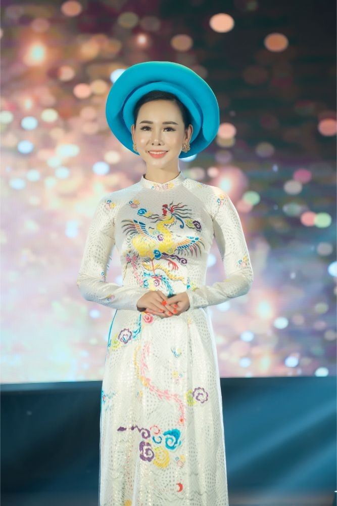 Trương An Xinh rạng rỡ trong áo dài Việt Hùng Trương An Xinh rạng rỡ trong áo dài Việt Hùng