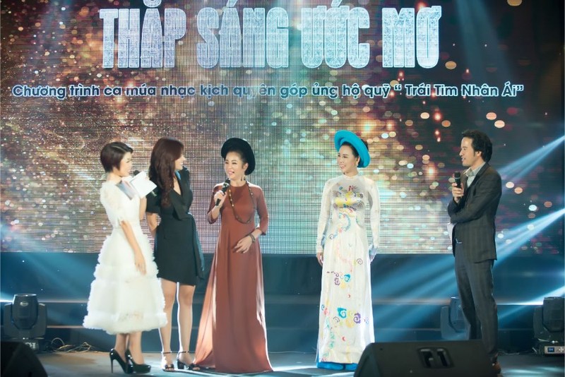 Chương trình đấu giá từ thiện diễn ra sôi động Chương trình đấu giá từ thiện diễn ra sôi động