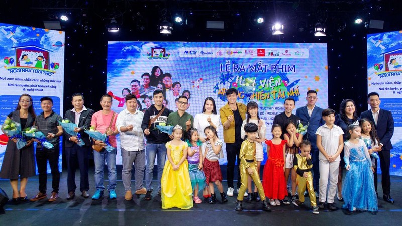 Diễn viên nhí nhiều lứa tuổi được các cô chú dẫn dắt