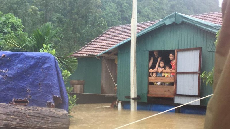 Bà con, đặc biệt là trẻ em được an toàn trong nhà phao