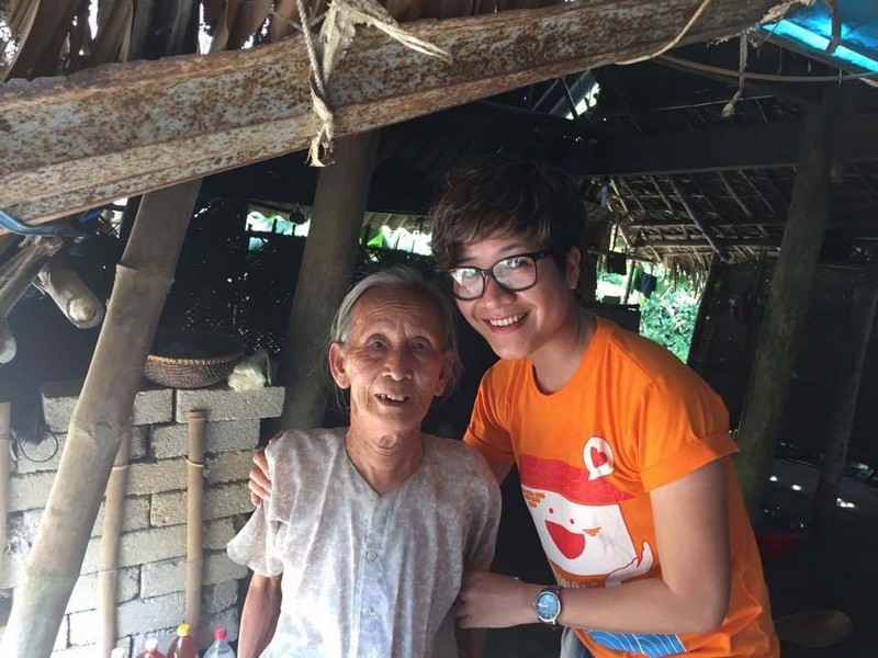 Phạm Thị Hương Giang gặplaij cụ bà Hồ Thị Nga - người được Nhà chống lũ xây nhà trong đợt thí điểm tháng 11.2013. Cụ bà chính là người đã phải nén đau đớn ôm xác cụ ông suốt 10 ngày trên xà nhà, chờ nước lũ rút. Gặp lại, ánh mắt cụ vui hơn rất nhiều.