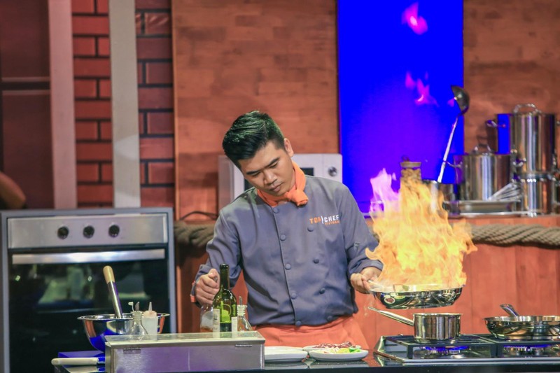 Chef Hoàng Sin "đùa" với lửa Chef Hoàng Sin