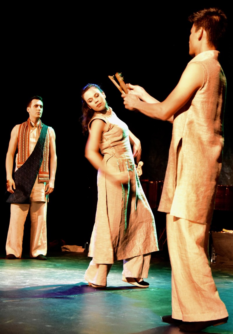 Phân cảnh nàng Kiều gặp Kim Trọng 