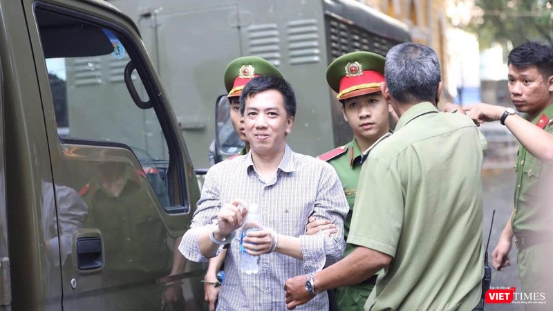 Bị cáo Võ Mạnh Cường cười tươi trước ống kính phóng viên Bị cáo Võ Mạnh Cường