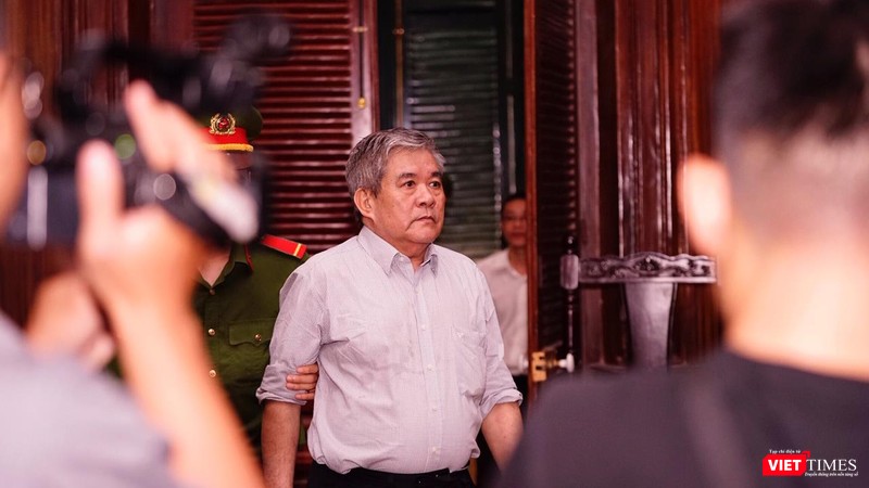 Bị cáo - dược sĩ Nguyễn Văn Thông đến hầu tòa