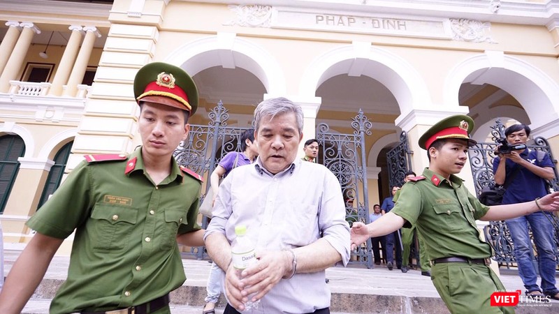 Bị cáo Nguyễn Văn Thông rời tòa sau phiên xét xử chiều 24/9