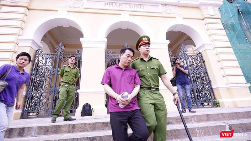 Bị cáo Nguyễn Minh Hùng rời tòa sau phiên xét xử chiều 24/9