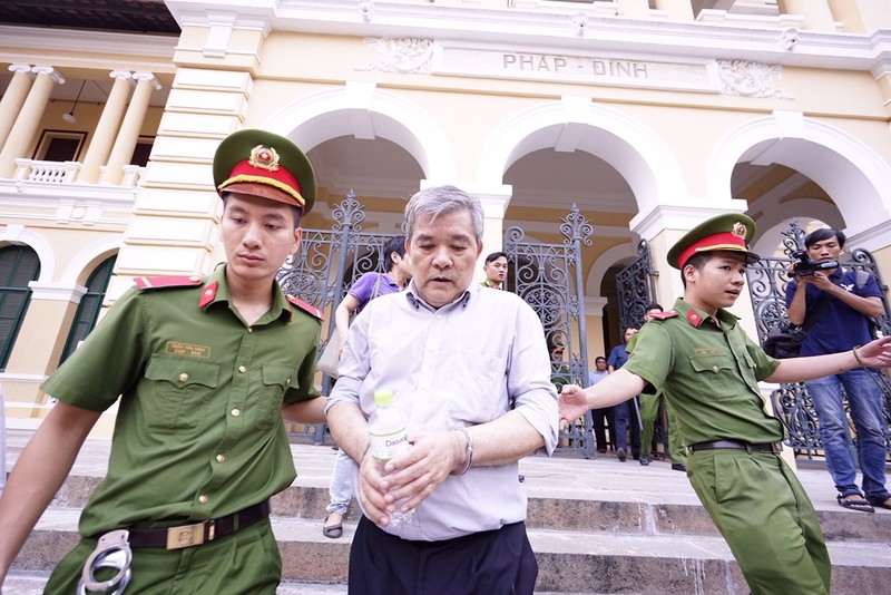 Bị cáo Nguyễn Văn Thông ra về sau phiên xử chiều 24/9