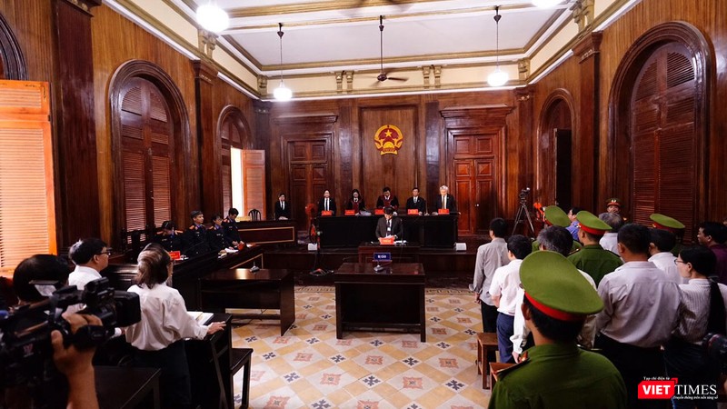 Phiên tòa với số bị cáo lên tới 12 người và rất đông các thành phần có quyền lợi nghĩa vụ liên quan bị triệu tập