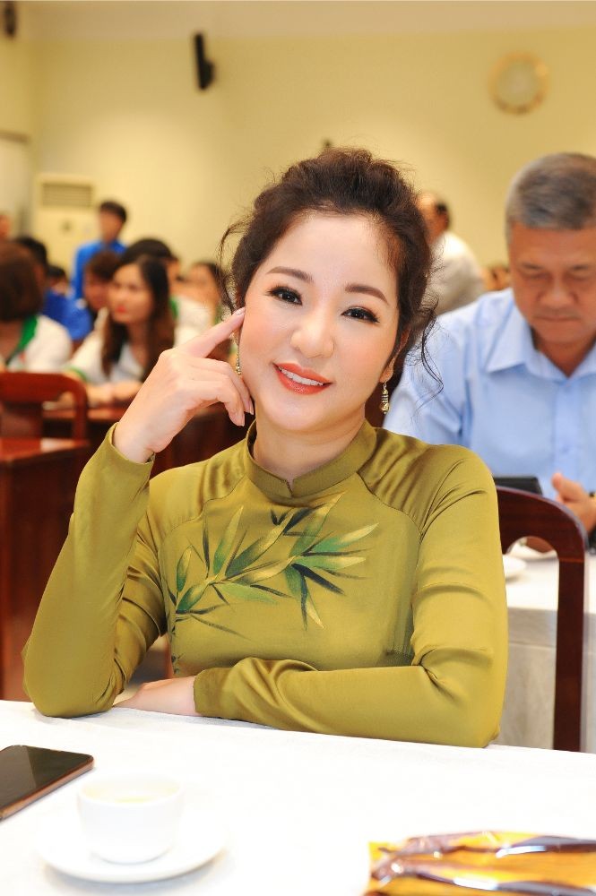 Người đẹp diện chiếc áo dài Việt Hùng được làm bằng chất liệu thân thiện với môi trường