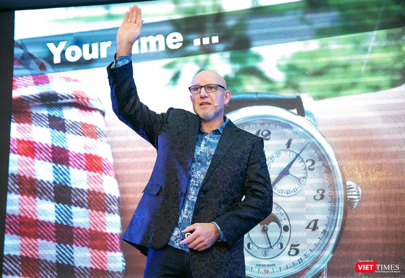 Ông Johnston đặc biệt nhấn mạnh vào việc quản trị thời gian Ông Johnston đặc biệt nhấn mạnh vào việc quản trị thời gian