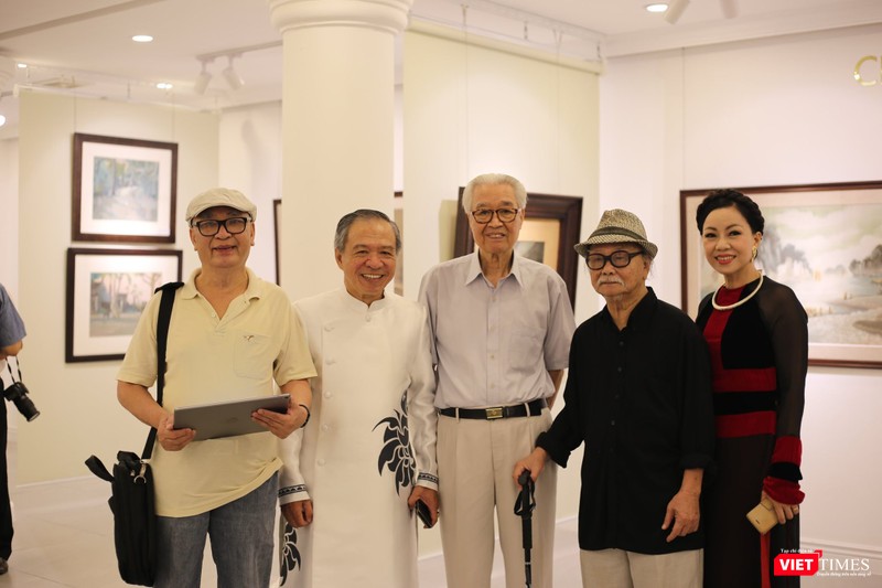 Rất đông quan khách, gia đình và người yêu nghệ thuật của hai họa sĩ đã tới thưởng thức tranh. Triển lãm sẽ còn kéo dài tới hết ngày 10/10 Rất đông quan khách, gia đình và người yêu nghệ thuật của hai họa sĩ đã tới thưởng thức tranh. Triển lãm sẽ còn kéo dài tới hết ngày 10/10