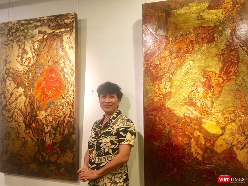 Họa sĩ Hiền Nguyễn bên các bức sơn mài trong bộ 