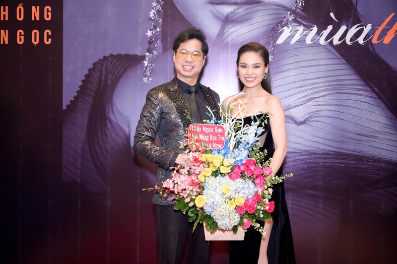 Ca sĩ Ngọc Sơn đến chúc mừng học trò