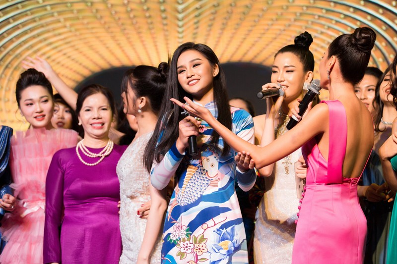 Các thí sinh trổ tài ca hát