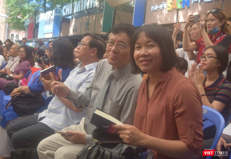 Nhà văn Nguyễn Ngọc Tư và GS Huỳnh Như Phương là hai thành viên BGK cuộc thi Nhà văn Nguyễn Ngọc Tư và GS Huỳnh Như Phương là hai thành viên BGK cuộc thi