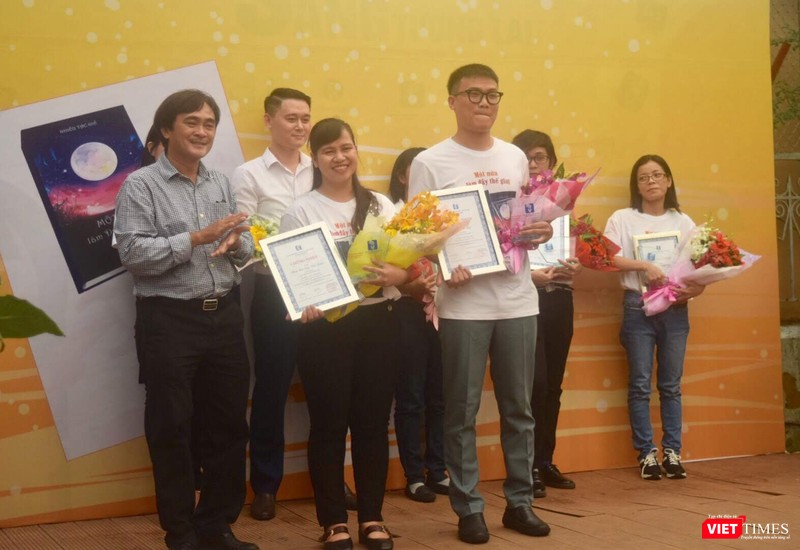 Nhà văn Phan Hoàng - Phó Chủ tịch Hội Nhà văn TP.HCM trao giải cho các cây viết đoạt Giải Ba - Cát Lâm (Phạm Thị Lập) và Phan Đức Lộc Nhà văn Phan Hoàng - Phó Chủ tịch Hội Nhà văn TP.HCM trao giải cho các cây viết đoạt Giải Ba - Cát Lâm (Phạm Thị Lập) và Phan Đức Lộc