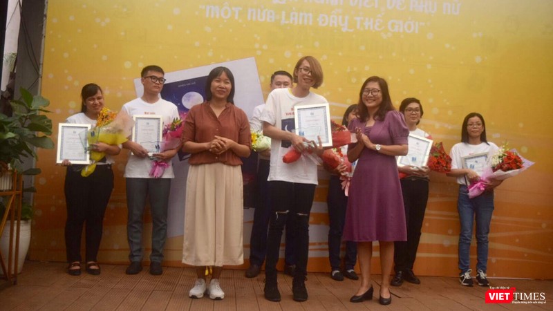 Nhà văn Nguyễn Ngọc Tư (trái) và bà Đinh Phương Thảo (phải) - Giám đốc, Tổng Biên tập NXB Văn hóa – Văn nghệ TP.HCM trao Giải Nhất cho tác giả Tống Phước Bảo Nhà văn Nguyễn Ngọc Tư (trái) và bà Đinh Phương Thảo (phải) - Giám đốc, Tổng Biên tập NXB Văn hóa – Văn nghệ TP.HCM trao Giải Nhất cho tác giả Tống Phước Bảo