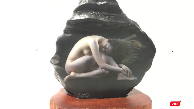 Tác phẩm được in lên đá đen bằng một công nghệ đặc biệt