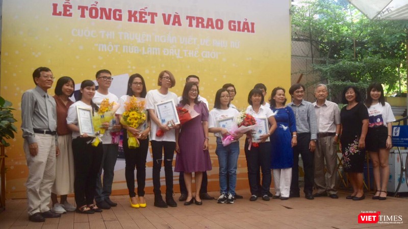 BTC và các tác giả đoạt giải chụp hình lưu niệm cuối chương trình BTC và các tác giả đoạt giải chụp hình lưu niệm cuối chương trình