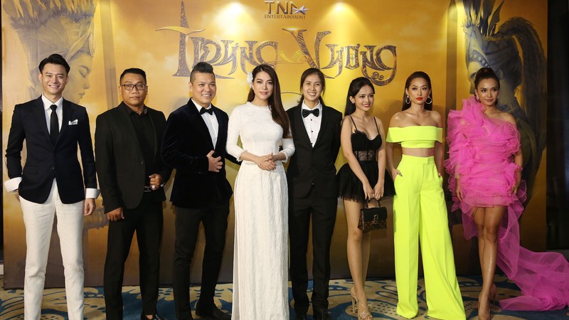 Nhiều "nam thần" đến tham dự buổi công bố phim "Trưng Vương" để chúc mừng nhà sản xuất Khách đến tham dự buổi công bố phim