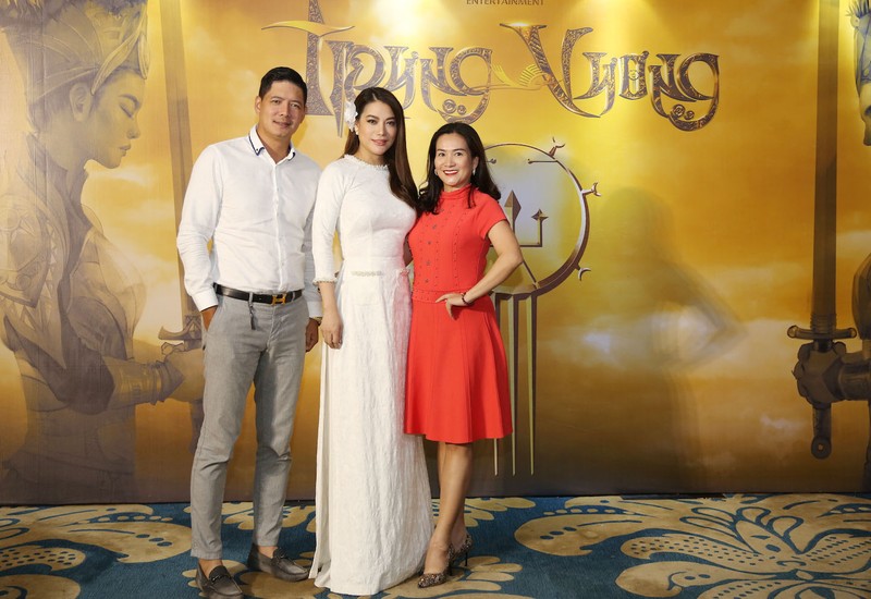 Vợ chồng diễn viên - MC Bình Minh đến chúc mừng Trương Ngọc Ánh Vợ chồng diễn viên - MC Bình Minh đến chúc mừng Trương Ngọc Ánh