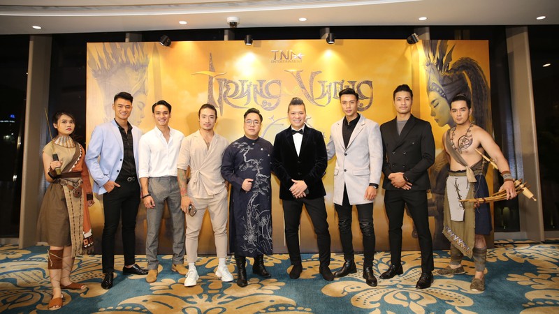 Khách đến tham dự buổi công bố phim "Trưng Vương" hào hứng chụp hình với bối cảnh của phim Khách đến tham dự buổi công bố phim "Trưng Vương" hào hứng chụp hình với bối cảnh của phim