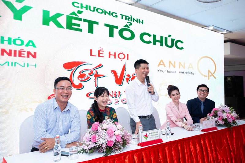 Ông Nguyễn Hồng Phúc - Giám đốc Nhà văn hóa Thanh Niên trả lời báo chí Ông Nguyễn Hồng Phúc - Giám đốc Nhà văn hóa Thanh Niên trả lời báo chí