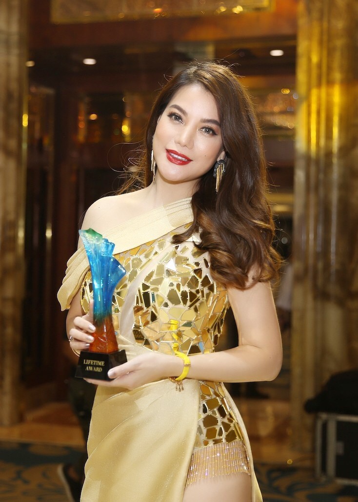 Trương Ngọc Ánh khoe Cup 