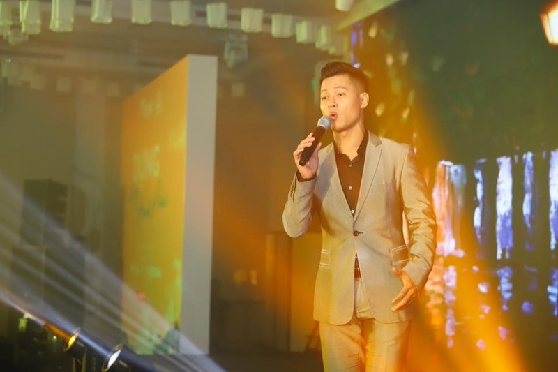 Ca sĩ Đức Tuấn cũng đến ủng hộ Nhà Chống Lũ Ca sĩ Đức Tuấn cũng đến ủng hộ Nhà Chống Lũ