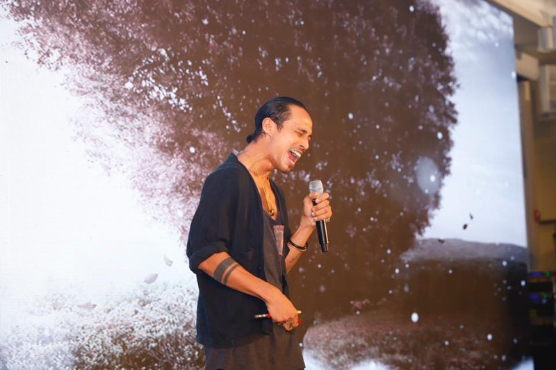 Ca sĩ Phạm Anh Khoa hát ủng hộ chương trình gây quỹ Ca sĩ Phạm Anh Khoa hát ủng hộ chương trình gây quỹ