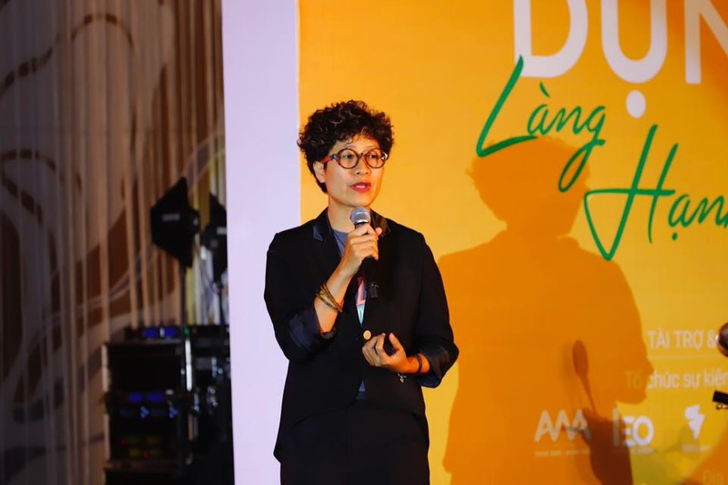 Bà Phạm Thị Hương Giang - người sáng lập và điều hành Nhà Chống Lũ tại đêm gây quỹ Bà Phạm Thị Hương Giang - người sáng lập và điều hành Nhà Chống Lũ