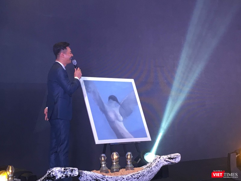 Tác phẩm “Tình yêu” (Nguyễn Quang Huy) bán ra với giá 2.500 USD Tác phẩm “Tình yêu” (Nguyễn Quang Huy) bán ra với giá 2.500 USD