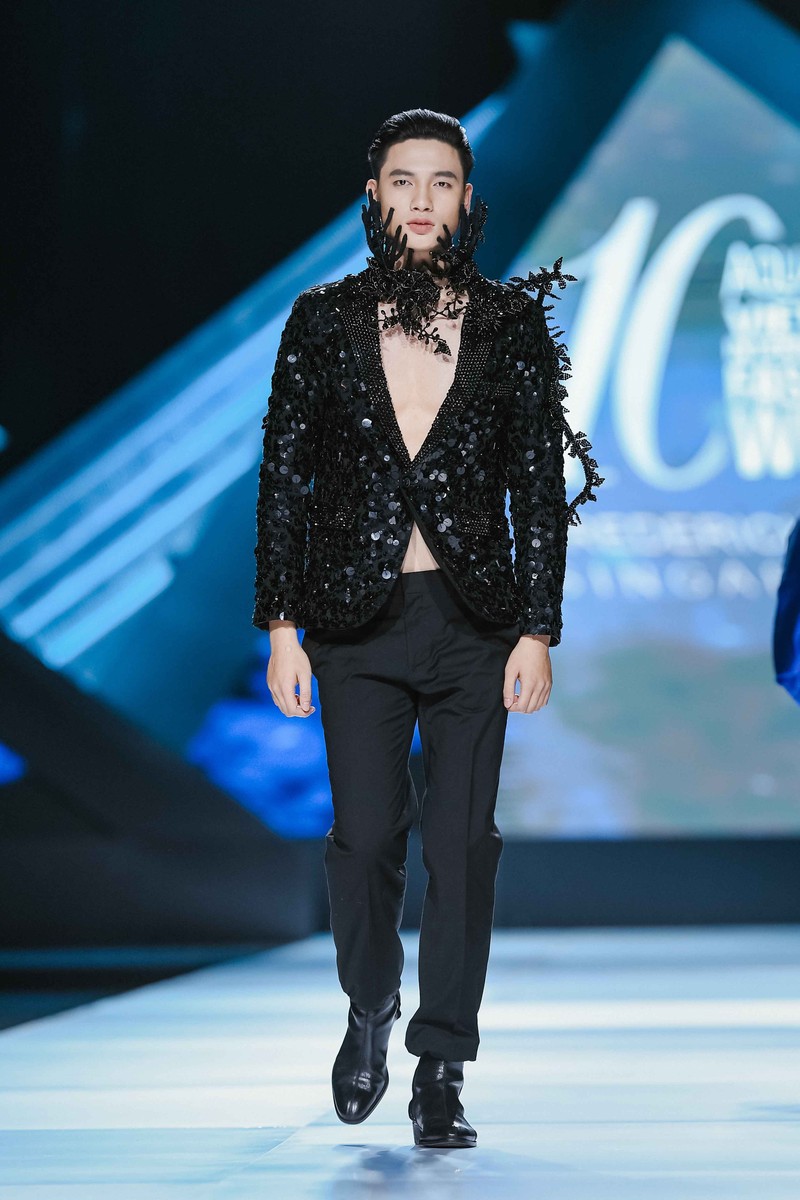 Bộ cánh tông màu đen huyền bí đem tới sự thú vị có phần ma mị vô cùng cá tính Bộ cánh mở màn cho BST với tông màu đen huyền bí đem tới sự thú vị có phần ma mị vô cùng cá tính