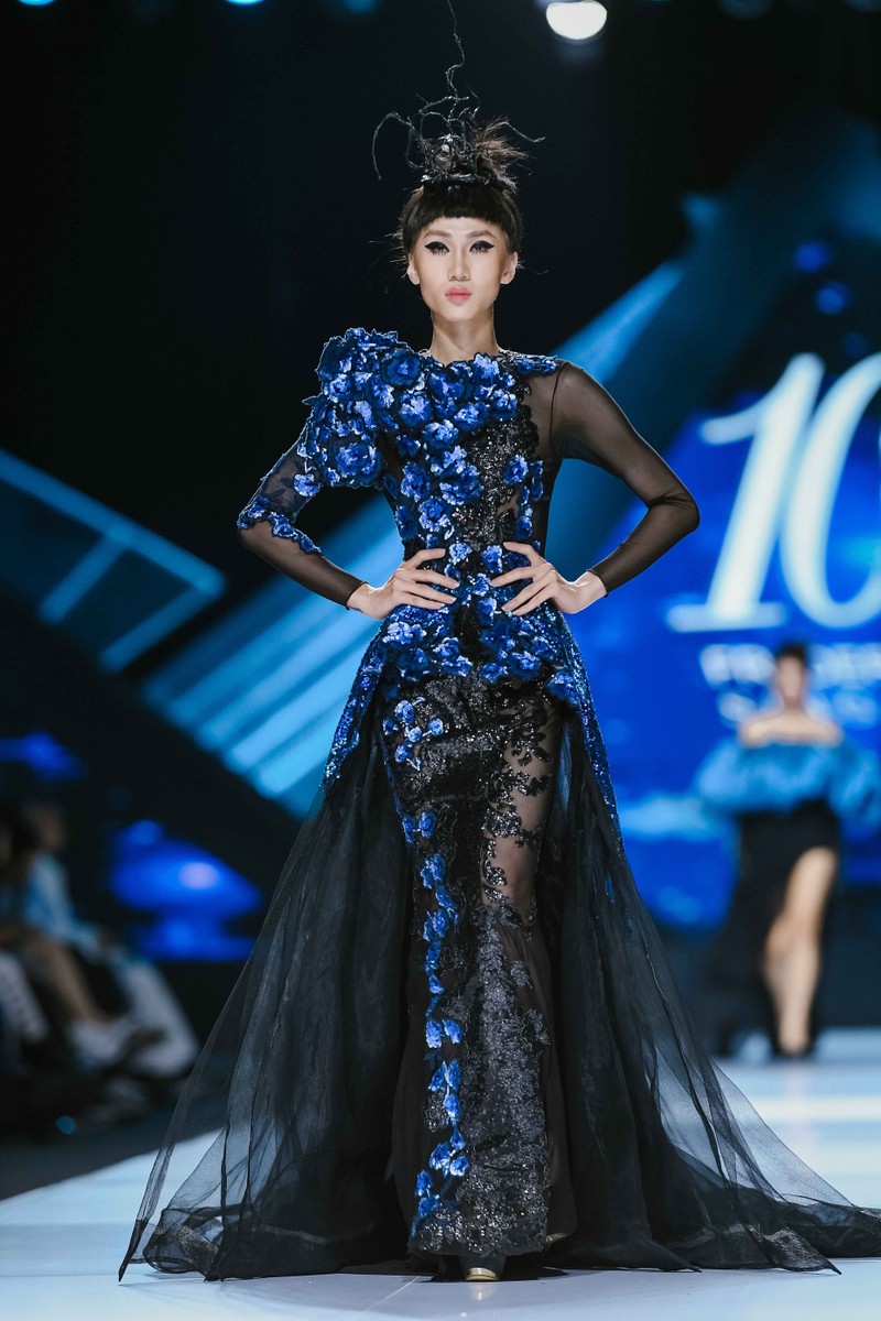 Từng mẫu thiết kế đều mang tính nghệ thuật riêng, những đường nét mới lạ nhưng hài hòa truyền tải một cách trọn vẹn cái tôi nghệ thuật riêng biệt của nhà thiết kế gạo cội này Từng mẫu thiết kế đều mang tính nghệ thuật riêng, những đường nét mới lạ nhưng hài hòa truyền tải một cách trọn vẹn cái tôi nghệ thuật riêng biệt của nhà thiết kế gạo cội này