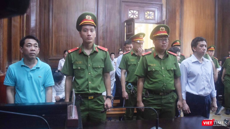 Bị cáo Nguyễn Minh Hùng (bên trái) và Võ Mạnh Cường (bên phải) tại phiên tòa hôm 1/10 Bị cáo Nguyễn Minh Hùng (bên trái) và Võ Mạnh Cường (bên phải) tại phiên tòa hôm 1/10