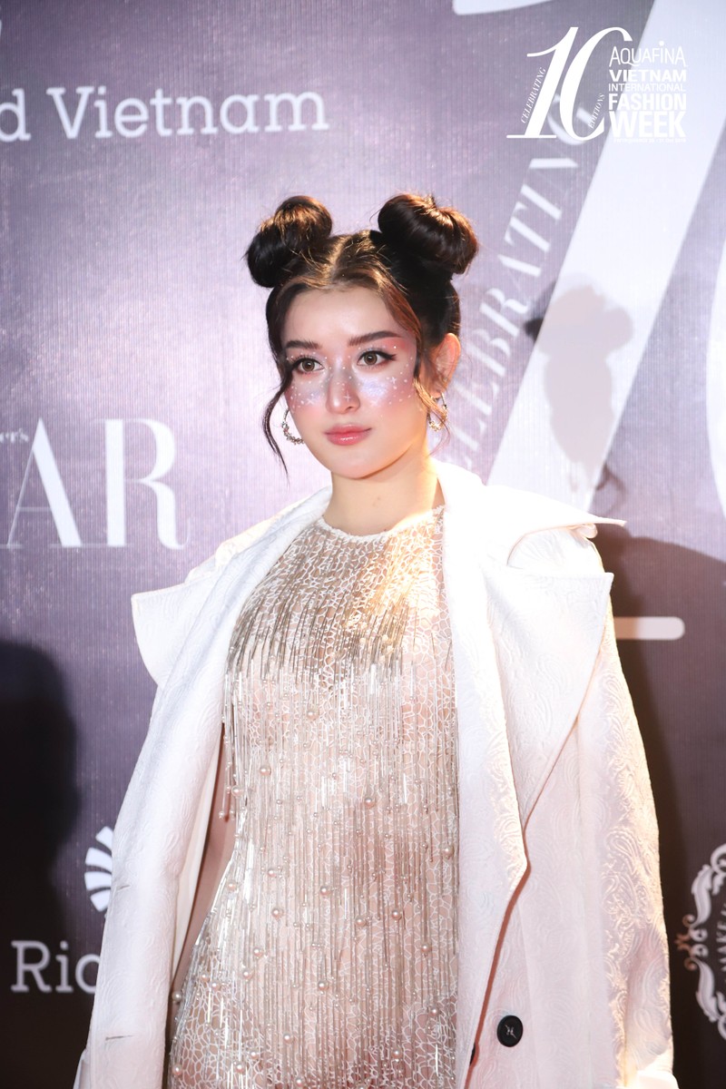 Á hậu Huyền My gây chú ý với mái tóc búi “Na Tra”, phối hợp cùng style trang điểm kim tuyến lấp lánh