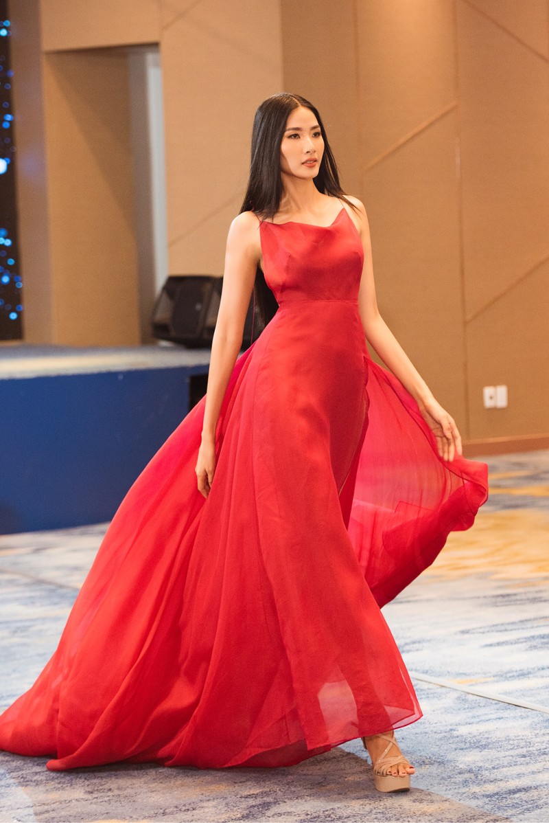 Hoàng Thùy đang rất cố gắng để gánh trọng trách 