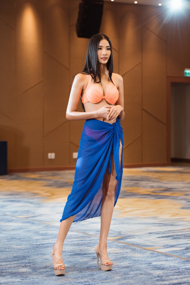 Nhưng hầu như phụ kiện chưa giúp được gì cho Hoàng Thùy