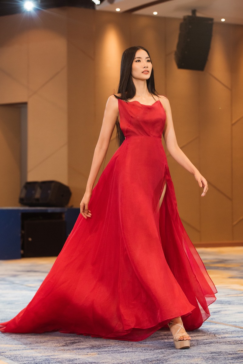 Trang phục dạ hội dành cho Hoàng Thùy 